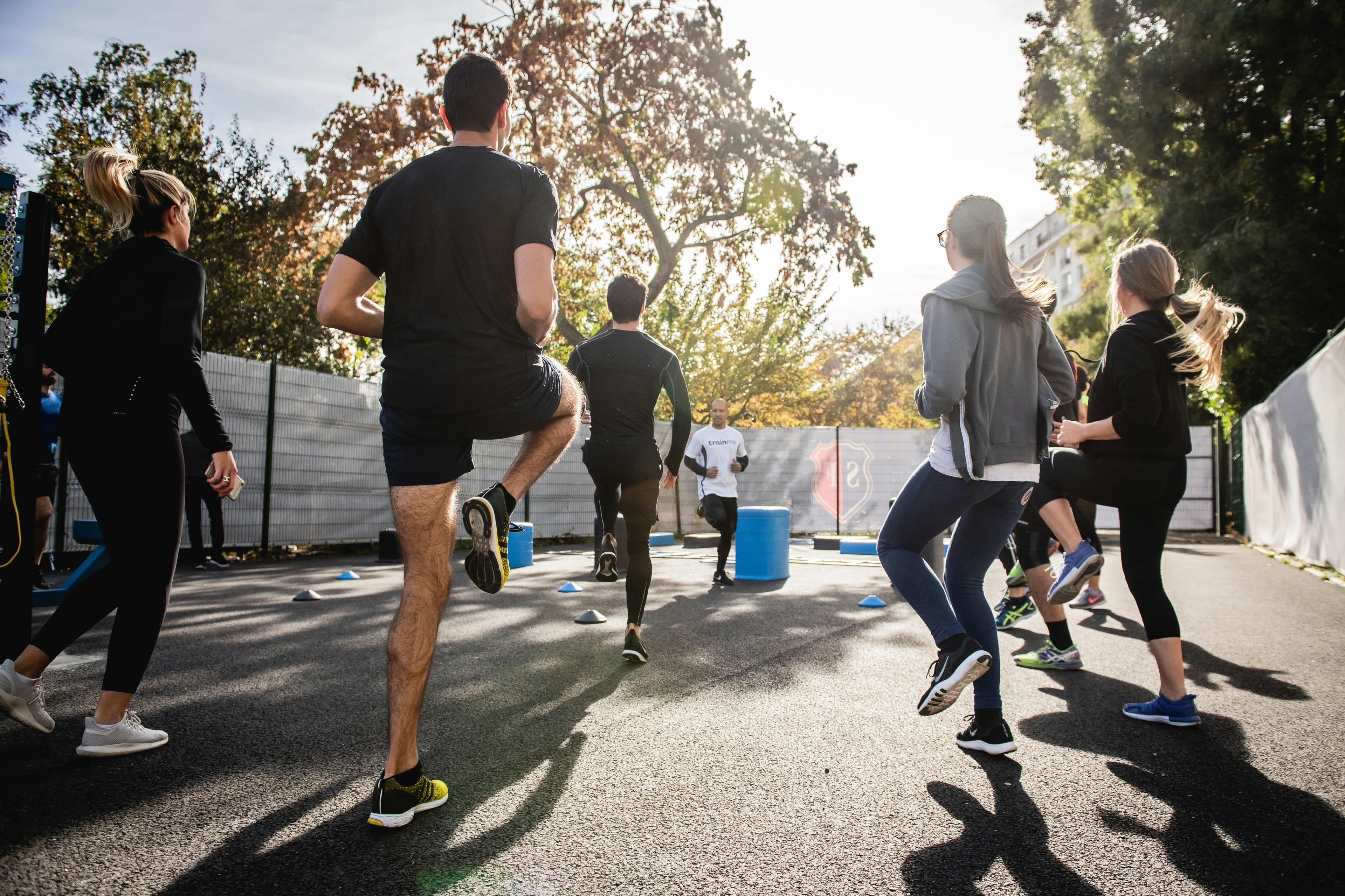 Un grupo de corredores entrenando juntos en un camino soleado